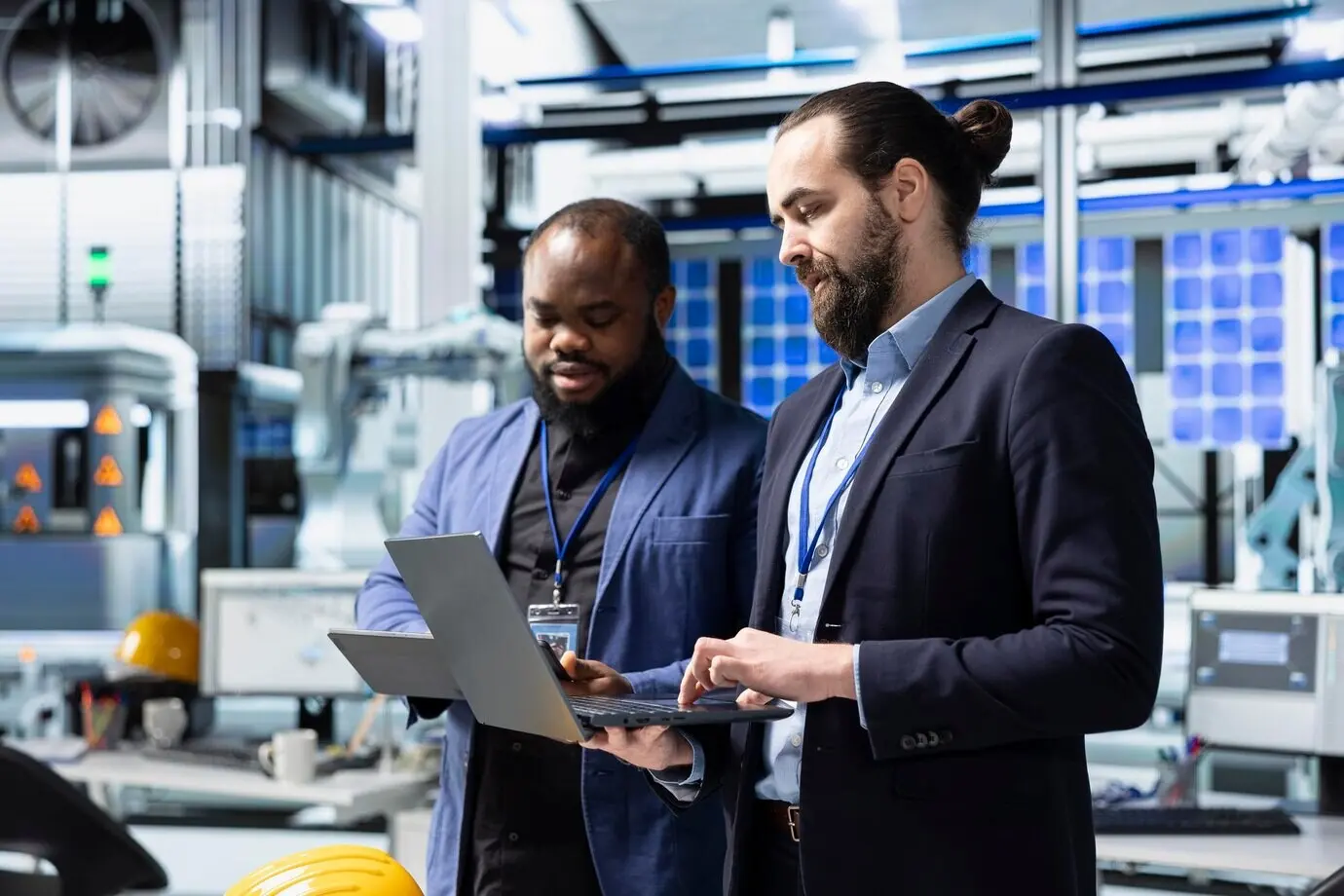 Equipo diverso de analistas y consultores que revisa datos y listas de verificación.