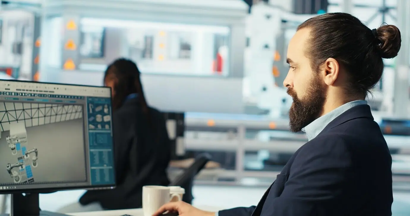 Ingeniero en una fábrica fotovoltaica utilizando un PC para diagnosticar sistemas.